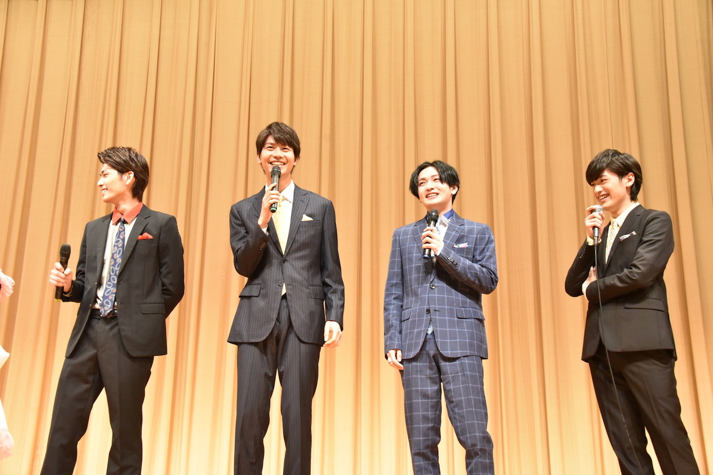 スーツで決めたニンニンボーイズたち。