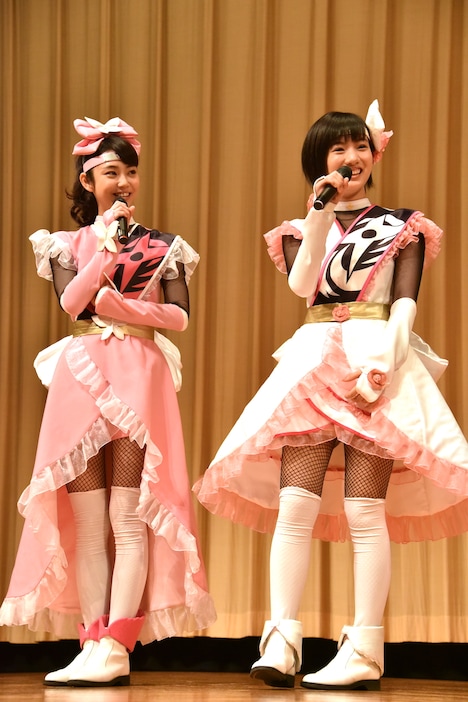 ニンニンガールズの出で立ちで登場した、山谷花純（左）と矢野優花（右）。