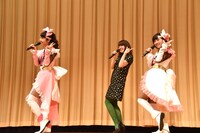 名乗りを披露するニンニンガールズ。