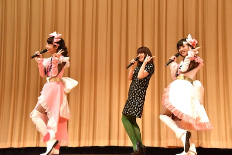 名乗りを披露するニンニンガールズ。