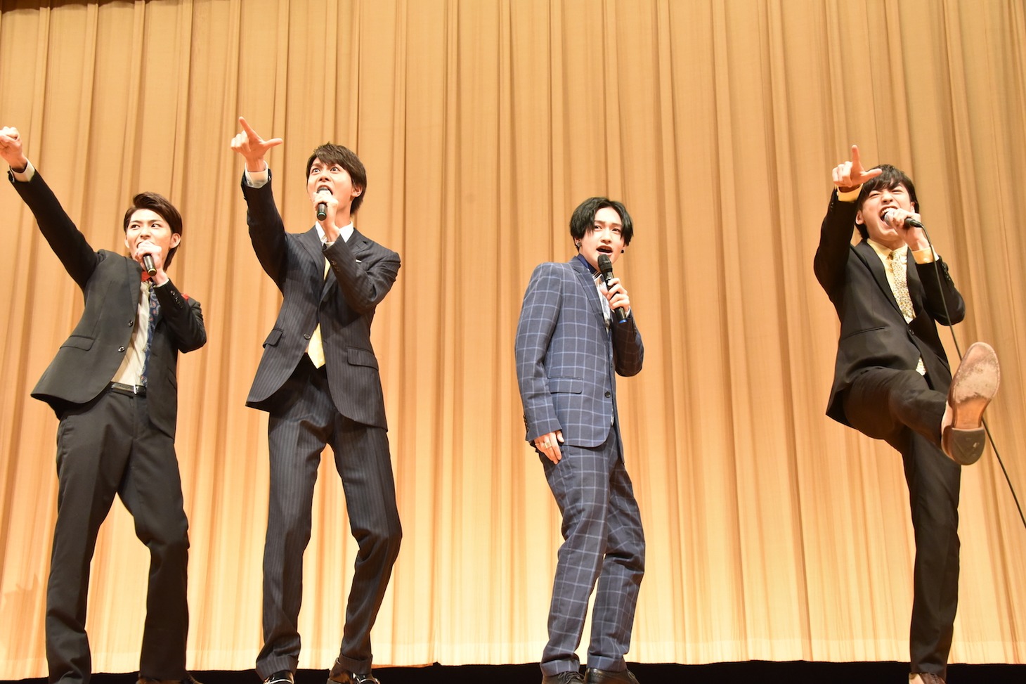 「忍ぶどころかときめくぜ！」と叫んだニンニンボーイズたち。