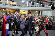 「ヒーローマニア-生活-」公開直前トークショーより。左から、イヌナキン、地球戦士ゼロス、豊島圭介、東出昌大、忍ジャガー、フドウリキ。