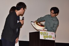 ケーキを観客に見せる松田龍平（右）。