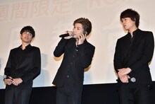 AKIRAに電話をかける岩田剛典（中）。