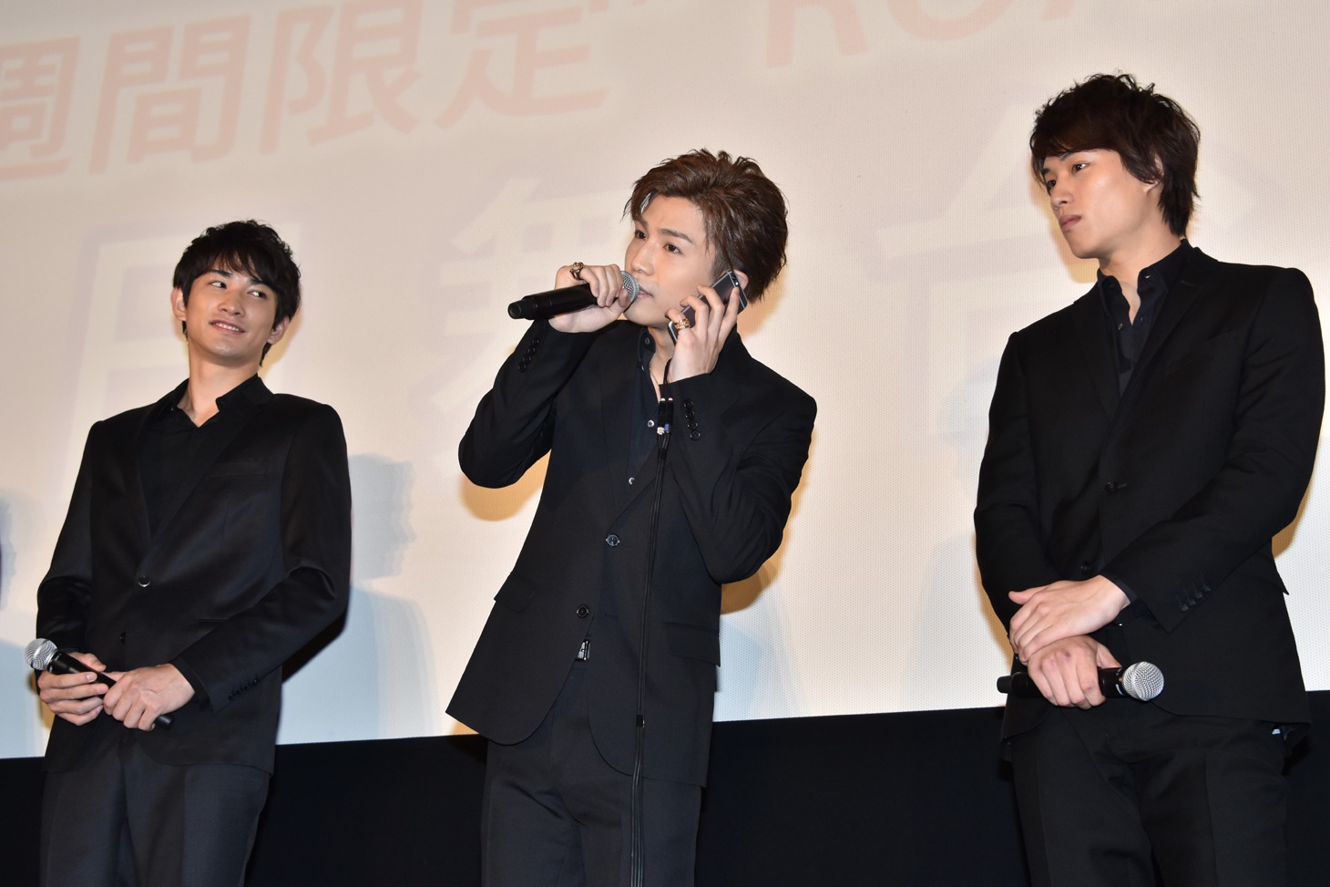 AKIRA（EXILE）に電話をかける岩田剛典（三代目 J Soul Brothers、EXILE）。