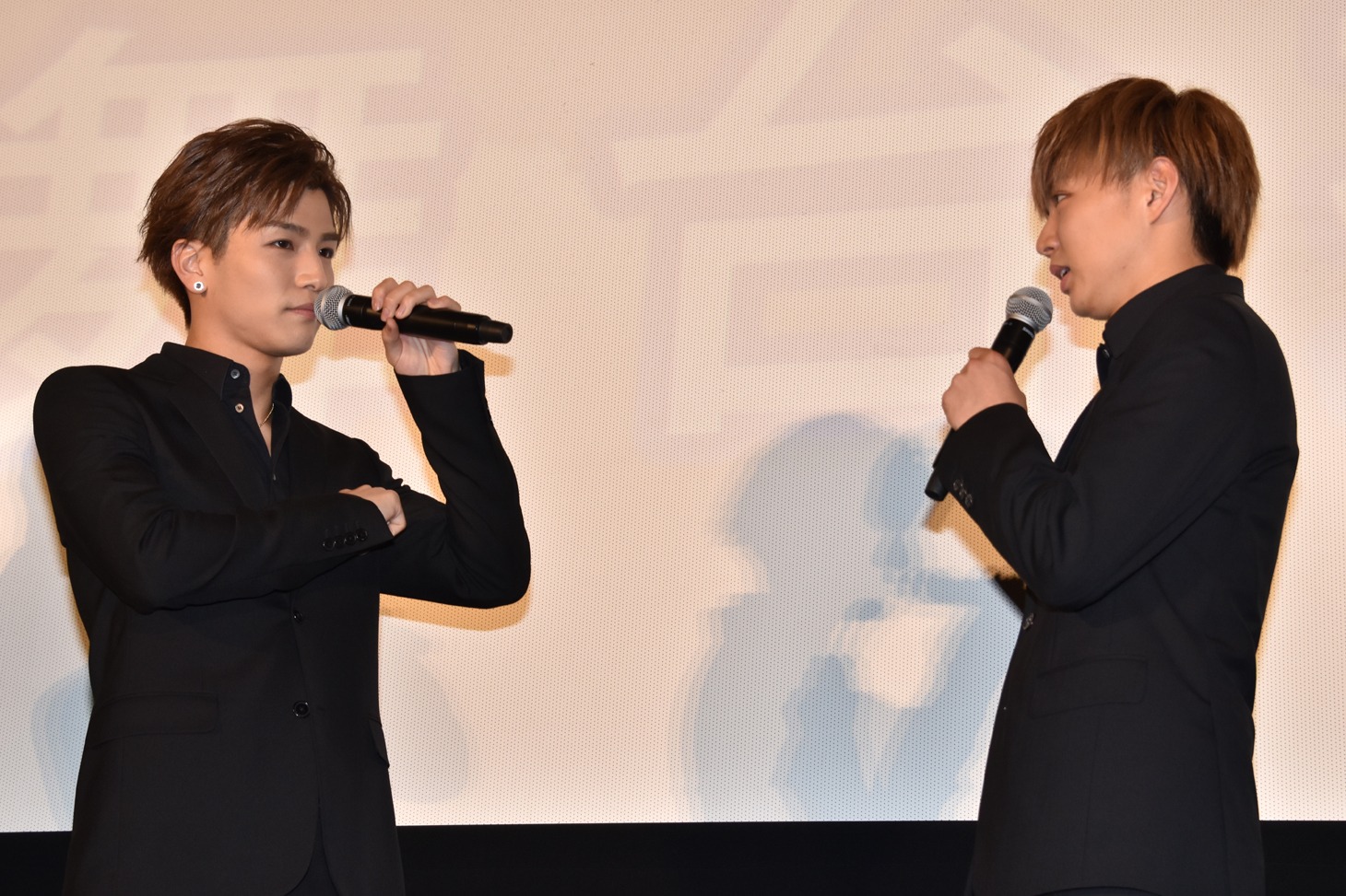 劇中のシーンを再現する岩田剛典（三代目 J Soul Brothers、EXILE）と佐藤大樹（EXILE）。