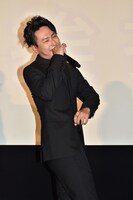 女性ボディビルダーの物真似をする山下健二郎（三代目 J Soul Brothers）。