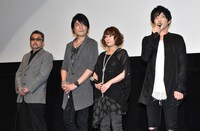 劇場版「遊☆戯☆王 THE DARK SIDE OF DIMENSIONS」舞台挨拶より、左から監督の桑原智、高橋広樹、竹内順子、津田健次郎。