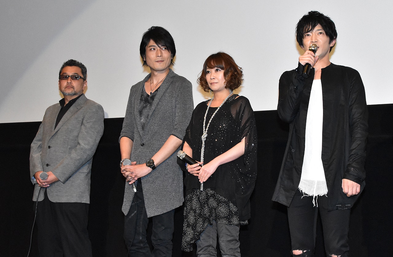 劇場版「遊☆戯☆王 THE DARK SIDE OF DIMENSIONS」舞台挨拶より、左から監督の桑原智、高橋広樹、竹内順子、津田健次郎。