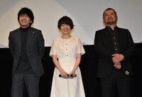 劇場版「遊☆戯☆王 THE DARK SIDE OF DIMENSIONS」舞台挨拶より、左から林遣都、花澤香菜、ケンドーコバヤシ。