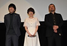 劇場版「遊☆戯☆王 THE DARK SIDE OF DIMENSIONS」舞台挨拶より、左から林遣都、花澤香菜、ケンドーコバヤシ。