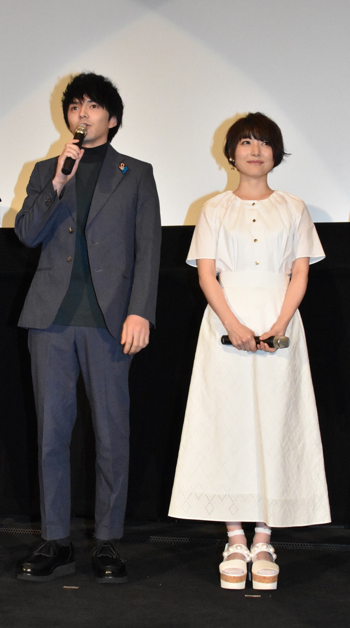 左から林遣都、花澤香菜。