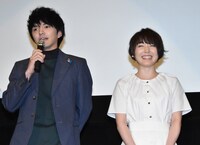 劇場版「遊☆戯☆王 THE DARK SIDE OF DIMENSIONS」舞台挨拶より、左から林遣都、花澤香菜。