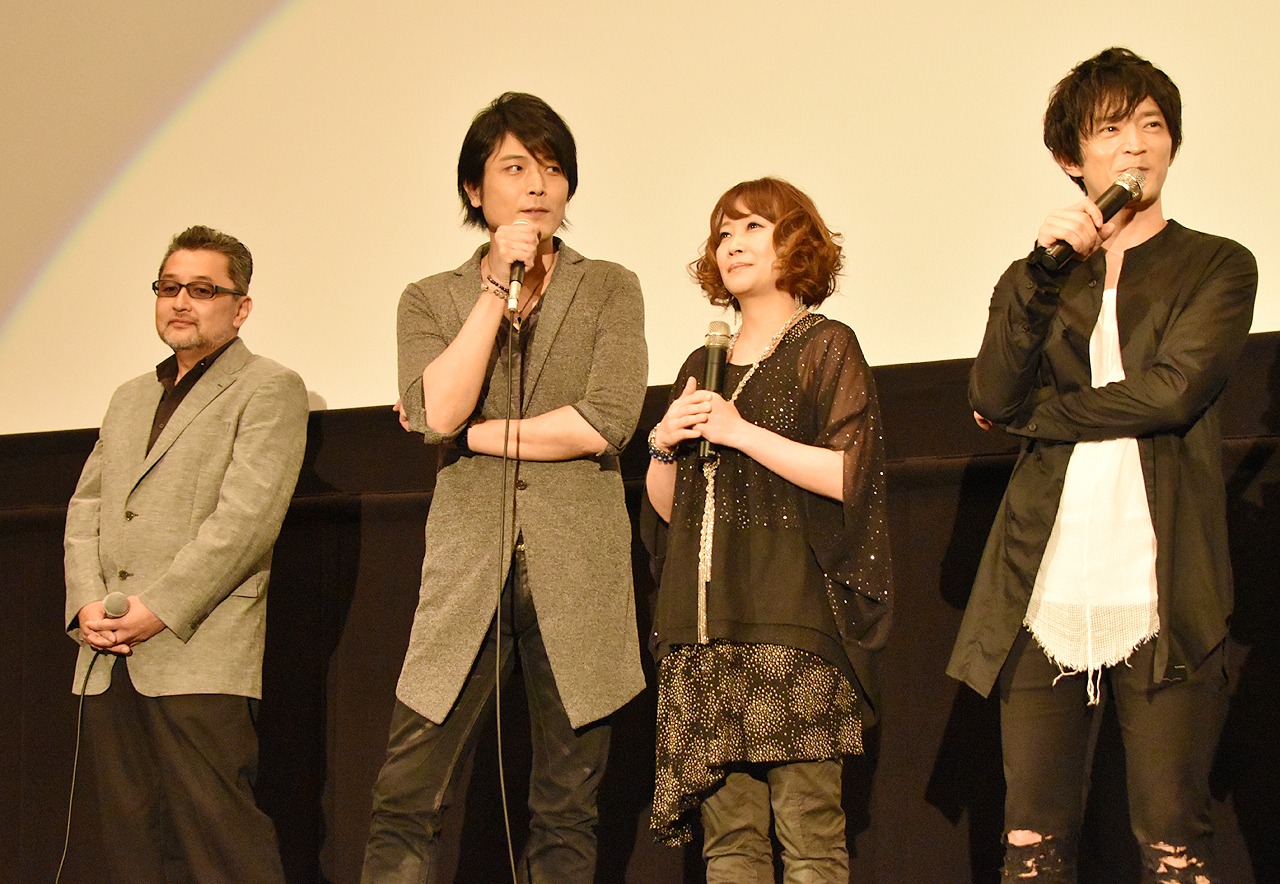 劇場版「遊☆戯☆王 THE DARK SIDE OF DIMENSIONS」舞台挨拶より、左から監督の桑原智、高橋広樹、竹内順子、津田健次郎。