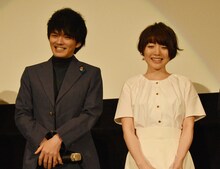 劇場版「遊☆戯☆王 THE DARK SIDE OF DIMENSIONS」舞台挨拶より、左から林遣都、花澤香菜。