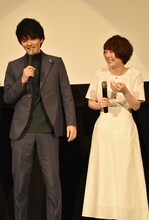 劇場版「遊☆戯☆王 THE DARK SIDE OF DIMENSIONS」舞台挨拶より、左から林遣都、花澤香菜。