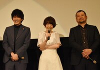 劇場版「遊☆戯☆王 THE DARK SIDE OF DIMENSIONS」舞台挨拶より、左から林遣都、花澤香菜、ケンドーコバヤシ。