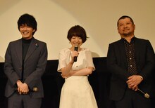 劇場版「遊☆戯☆王 THE DARK SIDE OF DIMENSIONS」舞台挨拶より、左から林遣都、花澤香菜、ケンドーコバヤシ。