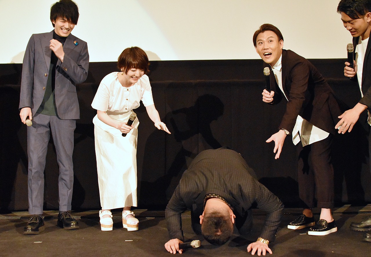 「遊☆戯☆王 THE DARK SIDE OF DIMENSIONS」舞台挨拶中に土下座するケンドーコバヤシ（中央）。
