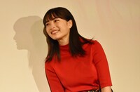 サプライズプレゼントに涙を流す広瀬すず。