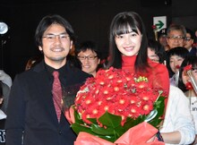 「ちはやふる」二部作イッキミ上映会より、小泉徳宏（左）と広瀬すず（右）。