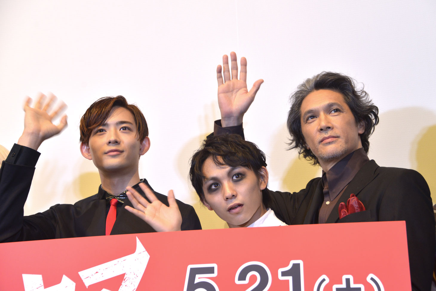 左から竜星涼、須賀健太、加藤雅也。