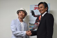 再会を喜ぶ松田洋治（左）と岡崎徹（右）。