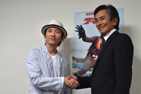 再会を喜ぶ松田洋治（左）と岡崎徹（右）。