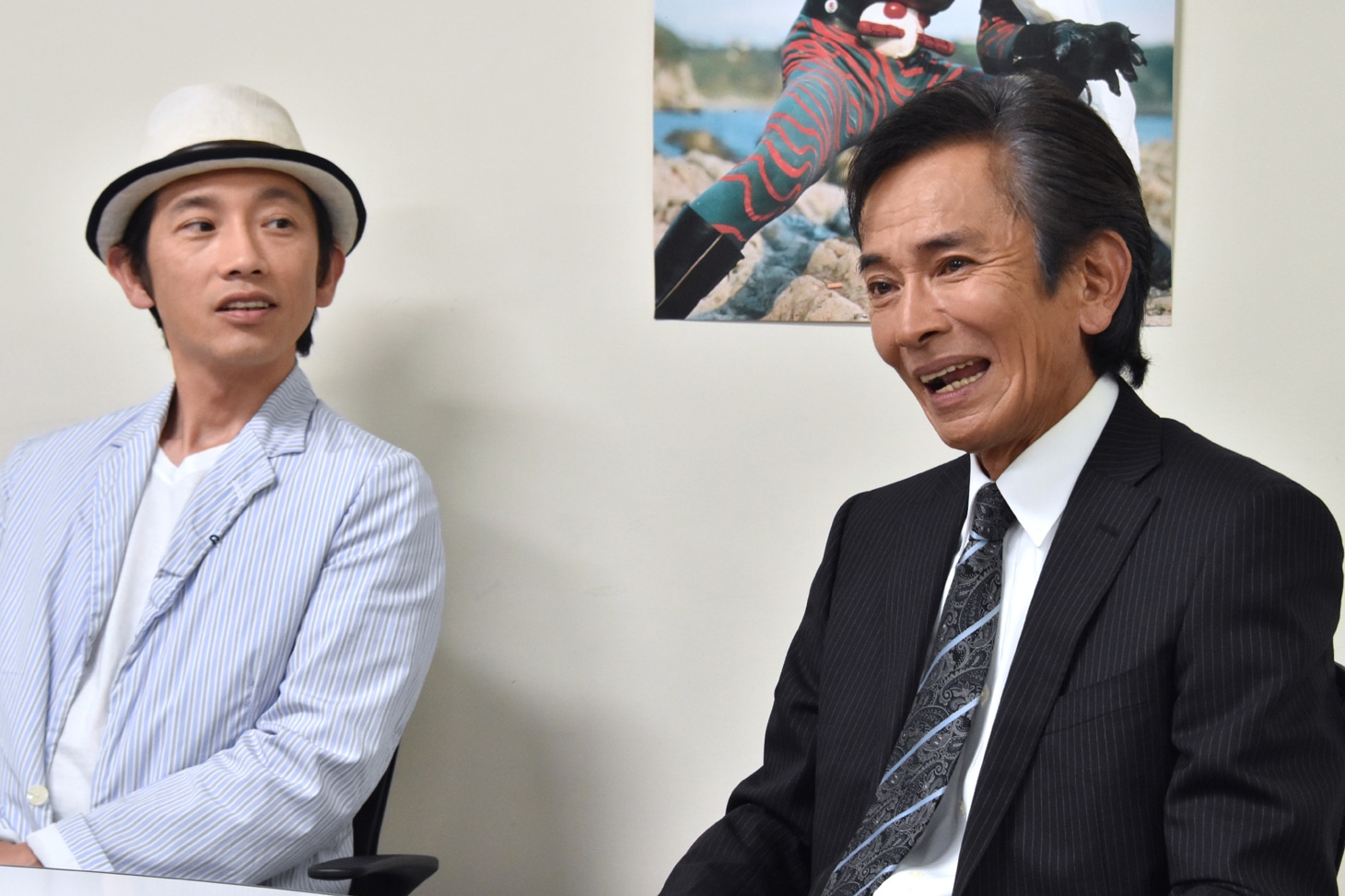 会見の様子。