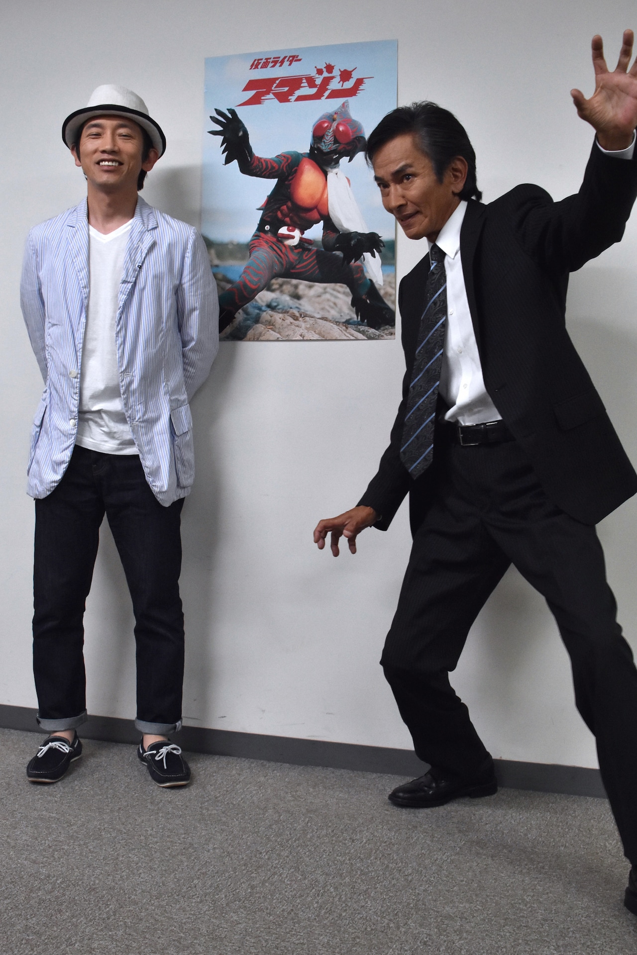 仮面ライダーアマゾンのポーズを取る岡崎徹（右）。 - 「仮面ライダー