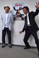仮面ライダーアマゾンのポーズを取る岡崎徹（右）。
