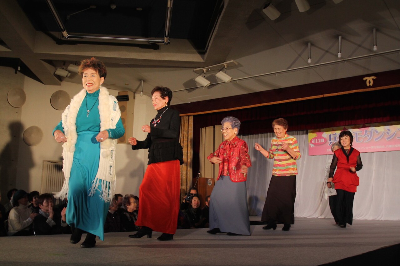 高齢者たちによるユニークなファッションショーに密着、「神様たちの街」公開