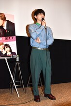 客席を見渡す吉沢亮。