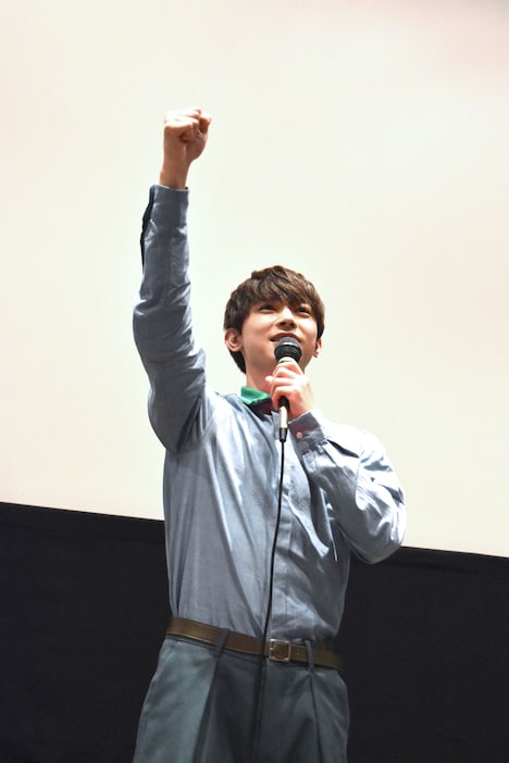 じゃんけん大会にて、じゃんけんが強すぎてほとんどの客を負かしてしまう吉沢亮。