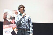 じゃんけん大会にて、ファン同士での決勝戦の様子を見守る吉沢亮。