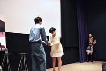 じゃんけん大会の優勝者と握手する吉沢亮。