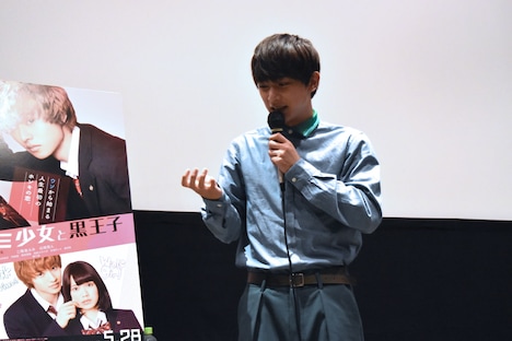 名ゼリフを披露し、「手汗がすごいんだなあ」とつぶやく吉沢亮。