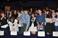 至近距離での写真撮影に大混乱するファンをたしなめる吉沢亮。