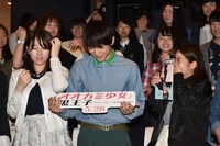 吉沢亮（中央）