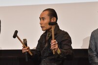 カナヅチを持参した片岡鶴太郎。