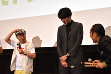 片岡鶴太郎（右）にカナヅチで叩かれ、腹を立てる上島竜兵（左）。