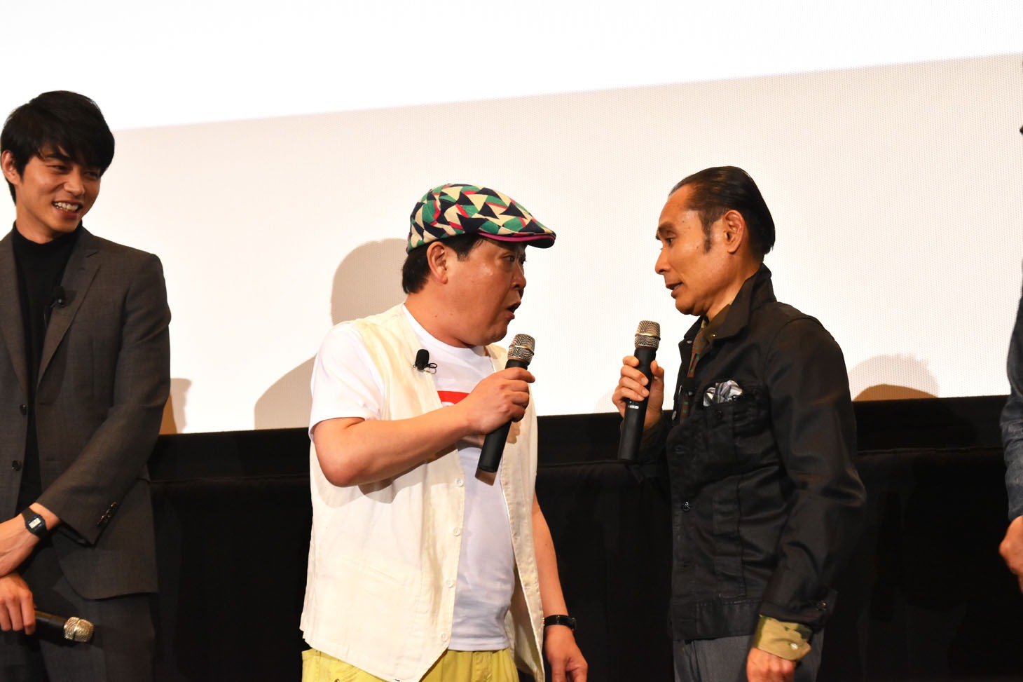 「やんのかこの野郎！」と片岡鶴太郎（右）に迫る上島竜兵（中央）。