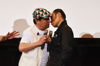 片岡鶴太郎（右）にキスするダチョウ倶楽部・上島（左）。