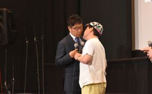 司会の辻よしなり（左）にキスするダチョウ倶楽部・上島（右）。