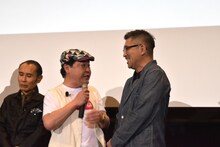 「台なしとはなんだよ！」と豊島圭介（右）に迫る上島竜兵（中央）。