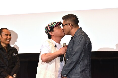 豊島圭介(中央右)にキスする上島竜兵(中央左)。