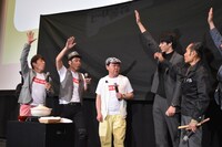 おでん芸をやりたがらないダチョウ倶楽部・上島（中央）と、立候補する登壇者たち。