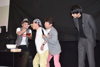 ダチョウ倶楽部・上島がおでん芸を披露する様子。