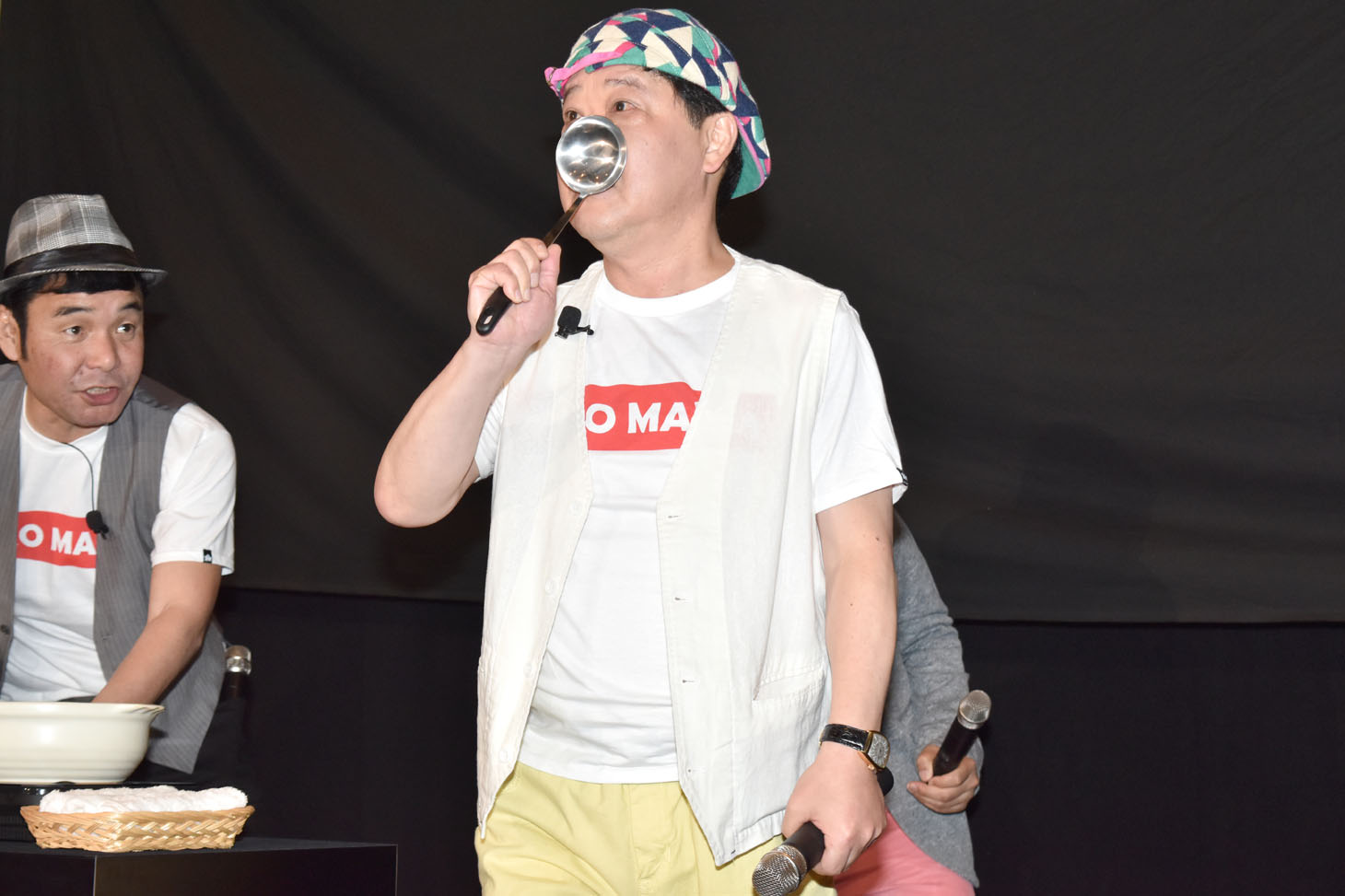 おたまで顔を冷やす上島竜兵。