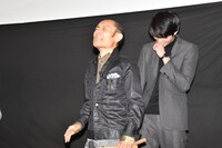 「オレたちひょうきん族」でのビートたけしとのエピソードを再現する片岡鶴太郎（中央）。